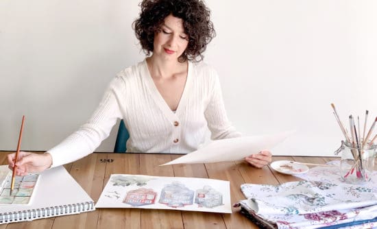 diseñadora grafica textil durante el trabajo en su estudio