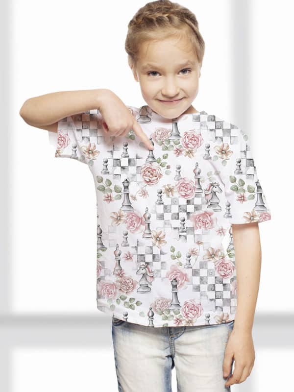 niña en camiseta de estampado grafico con motivo de ajedrez y flores